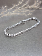 Load image into Gallery viewer, 0.10ct each Round Brilliant Moissanite Diamond Classic Tennis Bracelet