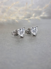Load image into Gallery viewer, 1.00ct/Ea Heart Shape Cutting Classic Moissanite Earring