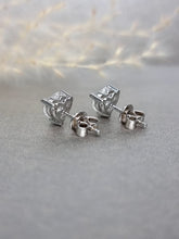 Load image into Gallery viewer, 1.00ct/Ea Heart Shape Cutting Classic Moissanite Earring
