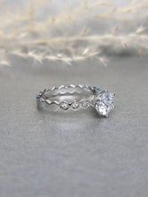 Load image into Gallery viewer, 1.00ct Round Brilliant Cut Moissanite Diamond Ring
