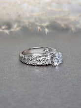 Load image into Gallery viewer, 1.00ct Round Brilliant Cut Moissanite Diamond Wth Design Band Ring