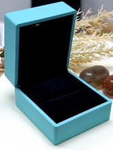 Load image into Gallery viewer, 1.00ct Round Brilliant Cut Moissanite Diamond Classic Knife Edge Ring