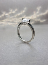 Load image into Gallery viewer, 1.00ct x 2pcs Trillion cut Moissanite Diamond Classic Ring