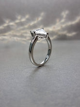 Load image into Gallery viewer, 1.00ct x 2pcs Trillion cut Moissanite Diamond Classic Ring