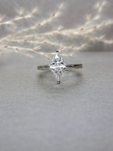 Load image into Gallery viewer, 1.00ct x 2pcs Trillion cut Moissanite Diamond Classic Ring