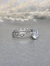 Load image into Gallery viewer, 1.00ct Round Brilliant Cut Moissanite Diamond Ring
