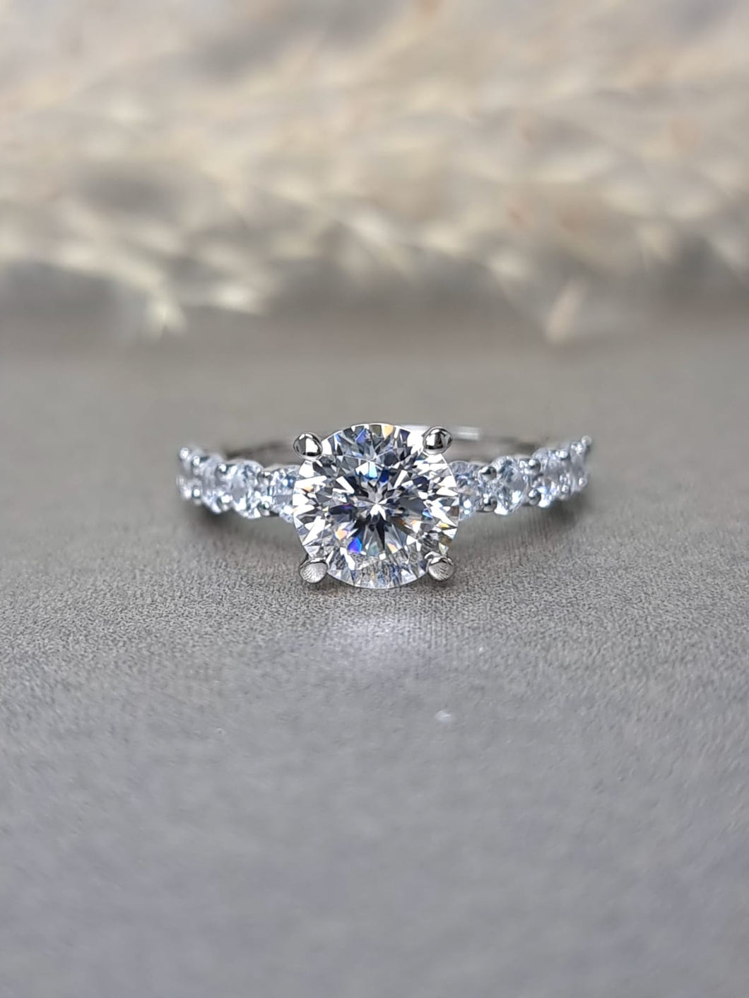 2.00ct Round Brilliant Cut Moissanite Daimond With Side Stone ring