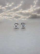 Load image into Gallery viewer, 0.50ct/Ea Moissanite Diamond Classic 6 Prongs Earrings

