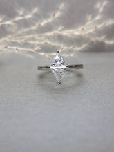 Load image into Gallery viewer, 1.00ct x 2pcs Trillion cut Moissanite Diamond Classic Ring
