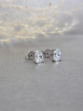 Load image into Gallery viewer, 1.00ct/Ea Oval Shape Colorless Diamond Simulant Earring
