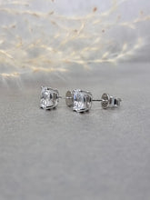 Load image into Gallery viewer, 1.00ct/Ea Oval Shape Colorless Diamond Simulant Earring
