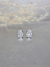 Load image into Gallery viewer, 1.00ct/Ea Oval Shape Colorless Diamond Simulant Earring
